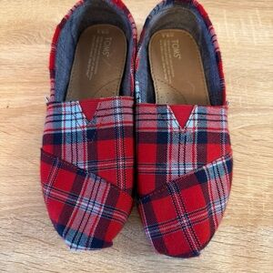 TOMS Kids women’s plaid slip on shoes l, red/aqua/blue size 8.5 canvas flats.